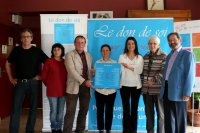 La mairie de Lafare rejoint la chaîne de solidarité, Le don de soi et devient la 31ème mairie du Vaucluse à acquérir la petite toile bleu qui sensibilise au don d’organes.